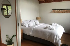 Adrift In Golden Bay- Absolute Beachfront Villas - Habitación