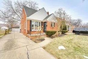 13 Mi to Downtown Detroit: Bright Home - Intérieur