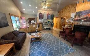 Castle Mountain Lodge - Lobby