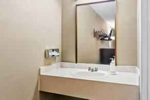 Super 8 by Wyndham Columbia/Ft. Jackson SC - Salle de bain