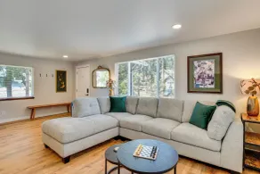 Walk to Spanaway Lake: Chic Home w/ Rooftop Deck! - Innvendig