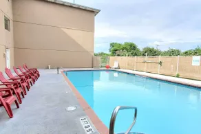 Super 8 by Wyndham Temple I-35 - Piscine