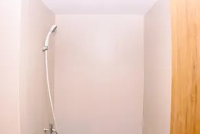 Comfy Studio Apartment at LRT City Jatibening - Baño