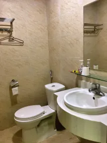 Seaview Front Apartment - Bathroom