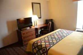 Super 8 by Wyndham Louisville/Expo Center - Room