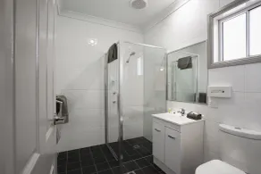 Akuna Motor Inn and Apartments - Bathroom