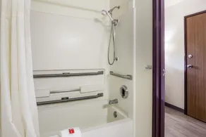 Days Inn by Wyndham Somerset PA I-70 I-76 - Bathroom