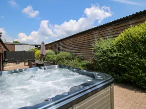 Trooper's Barn - Outdoor spa tub