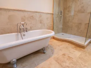 Wellington Lodge Cottage - Bathroom