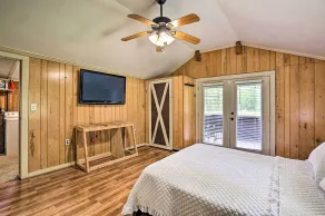 1950's Serenity Pond Cabin w/ View: Peace & Quiet! - Interiør