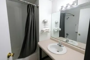 Hotel O Oskaloosa Near Eddyville - Baño