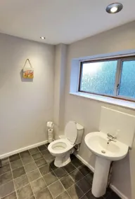 5 Bedroomed House Available for Guests and Contractors Wifi Parking - Bathroom