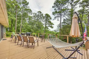 Treetop Hideaway w/ Lake Views + Fire Pit! - Interiör