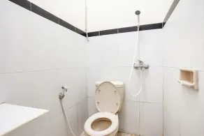 RedDoorz near XT Square 2 - Bathroom