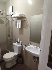 Makati Riverside Inn - Baño