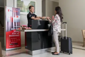 RedDoorz Plus near Mall Ciputra Jakarta - Hall