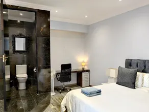 4 on Pritchard Luxury Suites - Room