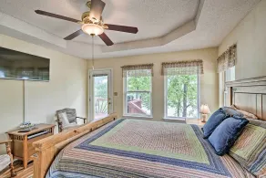 Private Boat Slip, Dock: Waterfront Lake Ozark Gem - Innvendig