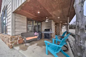 Lakefront Cedar Vale Lodge w/ Private Boat Dock! - Interiør