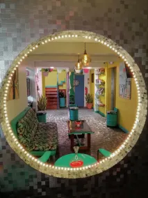 Nativus Art Hostel - Sitzecke in der Lobby