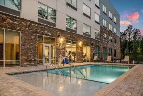 Holiday Inn Express Savannah - Gateway by IHG - Piscina