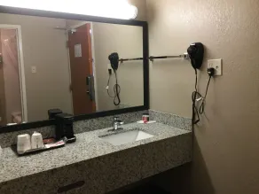 Super 8 by Wyndham South Holland - Salle de bain