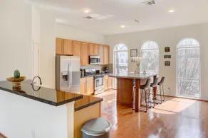 Downtown Houston Townhome w/ City Views! - Interior