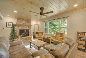 Waterfront Stay w/ Dock & Views on Minong Flowage - Interiør