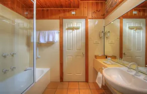 Stanley Village Waterfront Accommodation - Bathroom