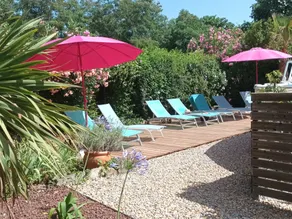 L'Oustaloise - Chambres et table d'hôtes prés de Béziers- Alex est cuisinier de métier- Piscine avec transats et parasols terrasse parking privé et garage à vélos motos- Labellisée Accueil vélo et Vignoble et découverte - Pool