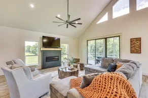 Riverfront Murfreesboro Cabin w/ Fire Pit - Innenbereich