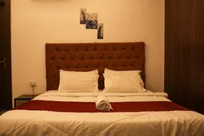 Amara Inn by Sandane Homes Near Expo mart and Pari Chowk - Chambre