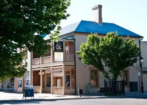 Cobb & Co Court Boutique Hotel - Interior entrance