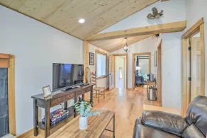 Cozy Sequim Condo: Olympic Discovery Trail Access! - Wohnbereich