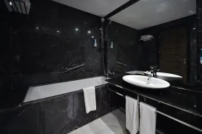 Le Yacht Suites Hotel - Bathroom