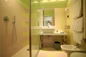 Hotel Mediterraneo - Bathroom