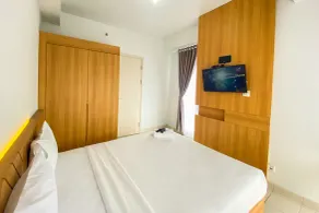 Comfort 1BR at Patraland Urbano Apartment By Travelio - Zimmer