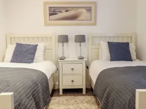 Maritime Mews, 6 The Oakleys - Chambre