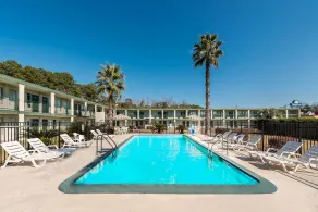 Days Inn by Wyndham Richmond Hill/Savannah - Piscine