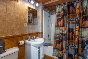 1BR Fife Lake Haven with Fire Pit & Hot Tub - Badezimmer