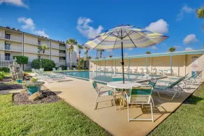 Oceanfront condo w/ private balcony & stunning view - boardwalk to beach - Intérieur