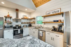 Luxe Kentucky Cabin Rental ~ 36 Mi to Mammoth Cave - Interior