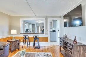 < 1 Mi to Lake: Mtn-view Cabin w/ Porch in Newport - Interiør
