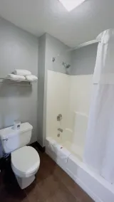 Days Inn by Wyndham Great Lakes Naval Base - Salle de bain