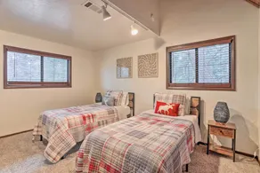 Woodsy Twin Peaks Getaway w/ Hot Tub & Views! - Interni