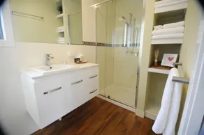 Gisborne Peak Guest House - Charming Retreat | Vineyard Stay Macedon Ranges - Bathroom