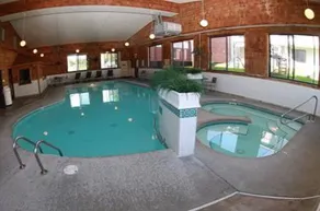 Budget Host Inn & Suites - Piscine