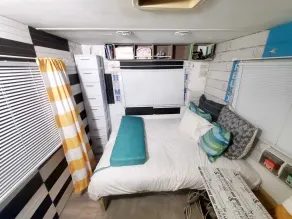Camper Apt DE-Vintage Gulf RV Glamping Stay Sleeps 2-3 - Chambre