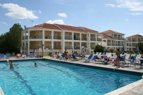 Village Inn Studios & Family Apartments - Piscine