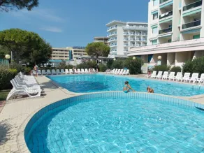 Comfy apartment by the sea in Bibione - Pool